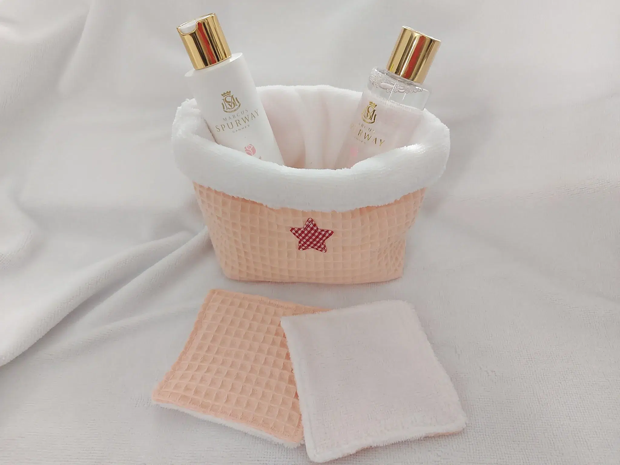 Panier avec produits de soin et lingettes