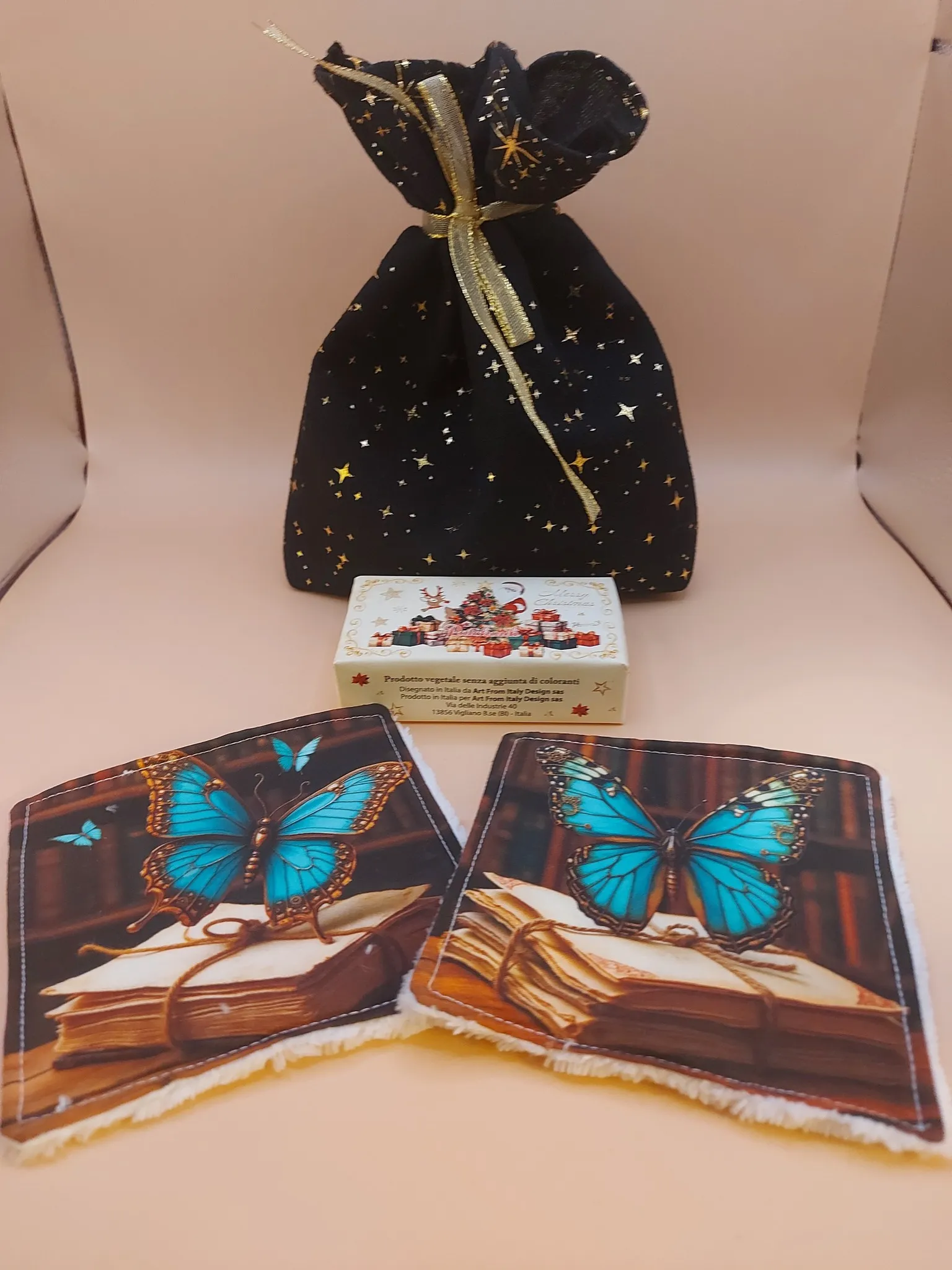 Sac étoilé noir, savons, papillons bleus sur livres