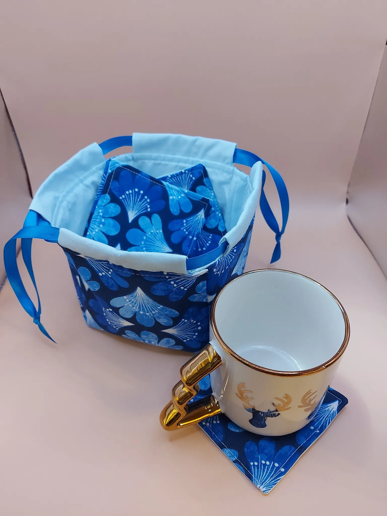 Tasse avec anse dorée et pochette bleue